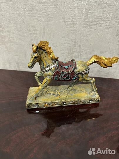Статуэтка конь