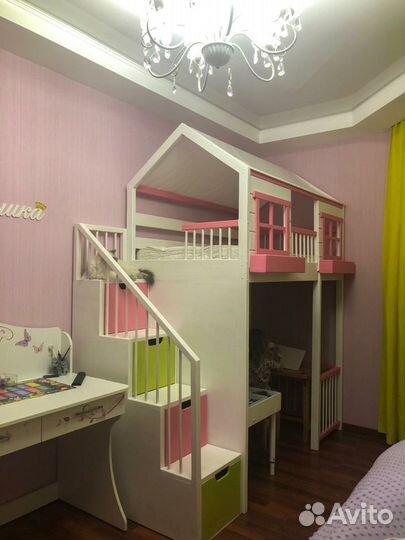 Кровать чердак домик с лестницей комодом