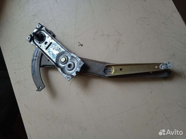 Стеклоподъёмник передний правый механический Opel