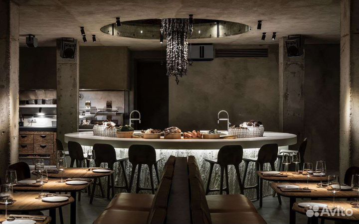 Официант в ресторан She на Большой Никитской