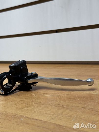 Ручка тормоза гидравлическая с бачком правая на электровелосипед