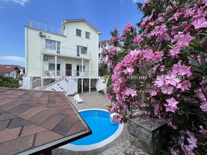 Дом 450 м² на участке 8 сот.