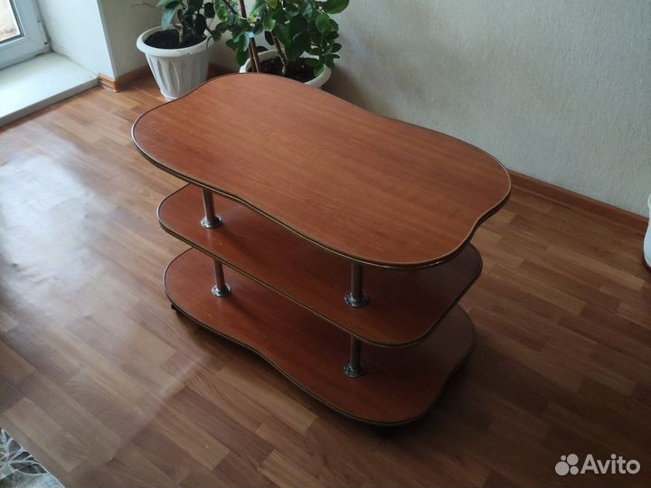 Журнальный стол на колесах. Самовывоз
