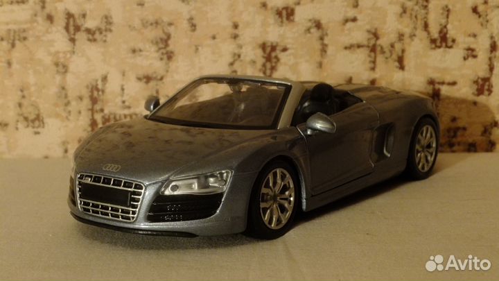 Audi R8 V10 Spyder модель 1:24 Maisto
