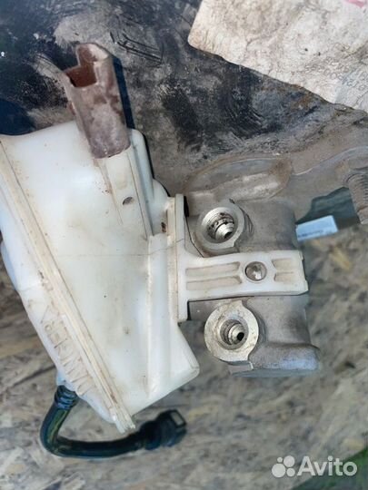 Вакуумный усилитель тормозов в сборе передний