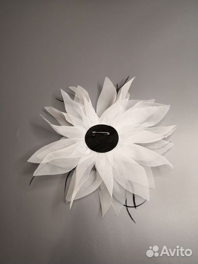 Брошь цветок из ткани белый