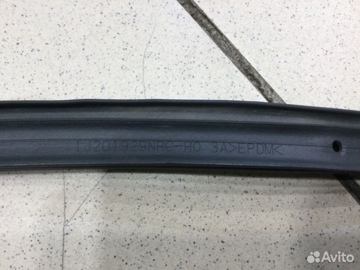 Уплотнитель капота Mazda 3 BL 2009-2013