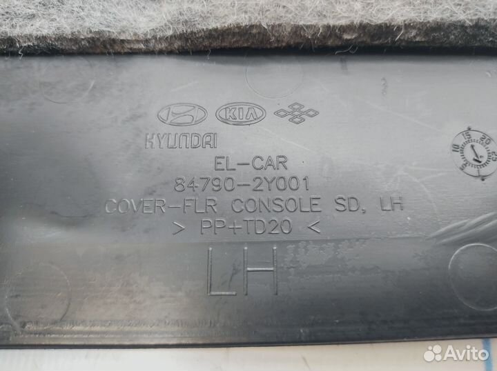 Накладка центральной консоли левая Hyundai ix35 1847902Y0509P