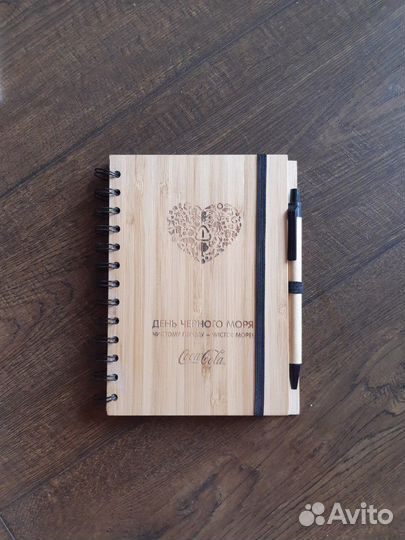 Блокнот из дерева с ручкой