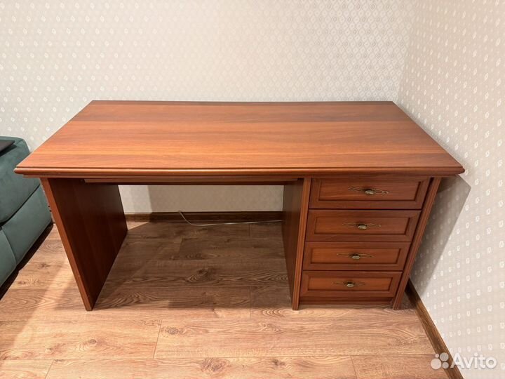 Письменный стол