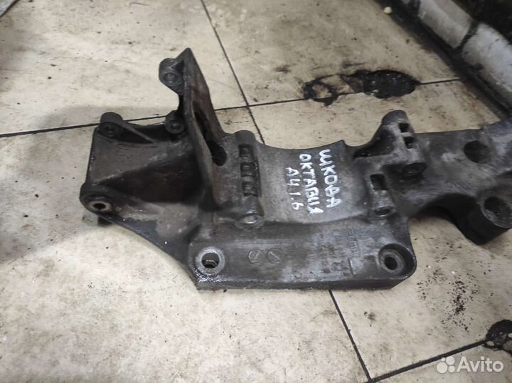 Кронштейн генератора Skoda Octavia A4 Tour 1.6