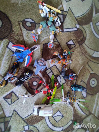 Ящик с деталями лего и наборами