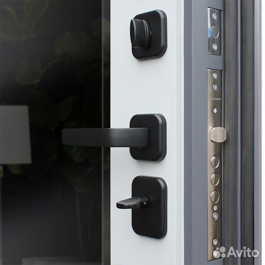 Входная дверь в квартиру Манчестер с зеркалом пано