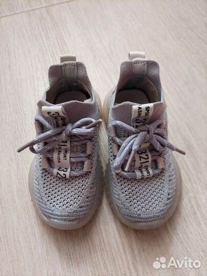 Кроссовки (изики)