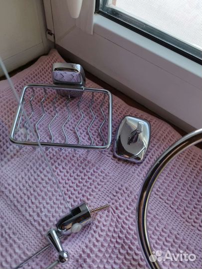 Полка стеклянная в ванную