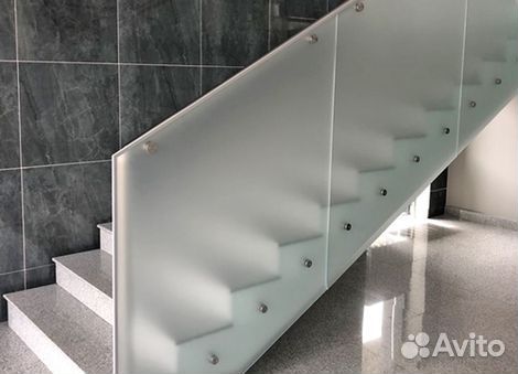 Перила из стекла, лестничные стеклянные ограждения