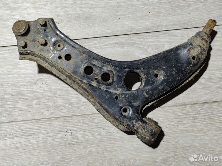 Рычаг левый Skoda Fabia 1