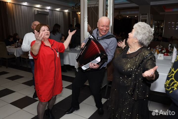 Аккордеонист (гармонист, баянист).Застольные песни