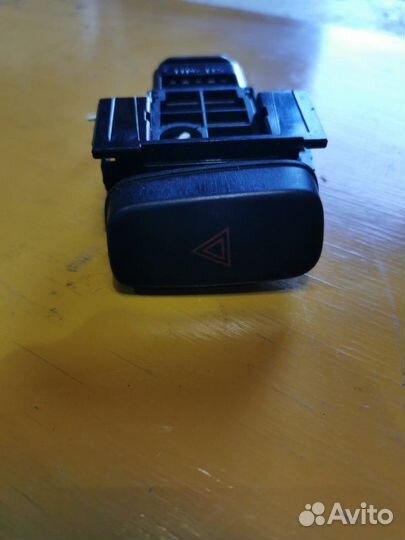 Кнопка включения аварийной остановки Toyota Estima