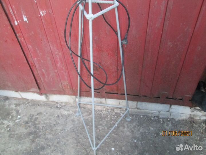 Прожектор на штативе