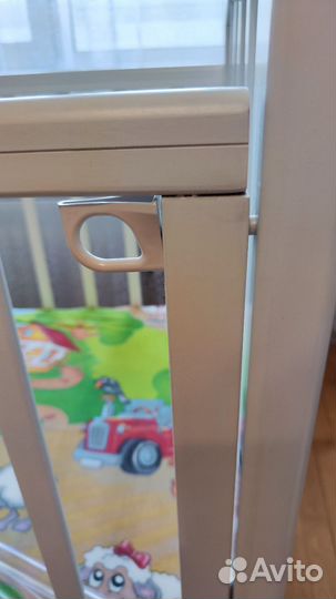 Детская кроватка с маятником