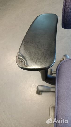 Кресло офисное синее с подголовником