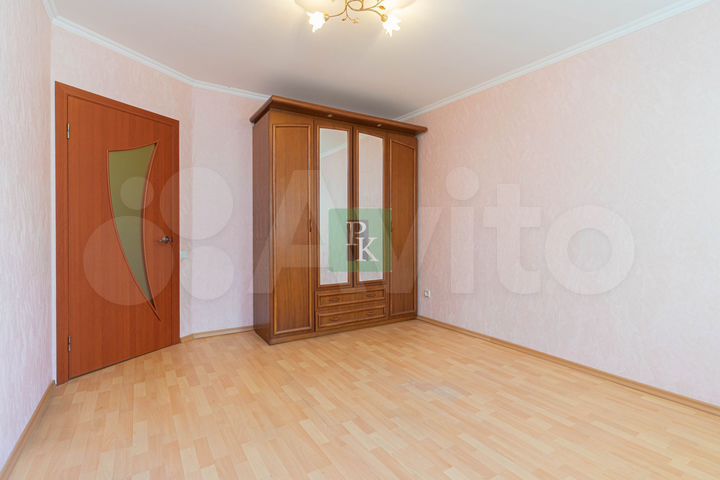 Доля в 2-к. квартире, 63,9 м², 1/9 эт.