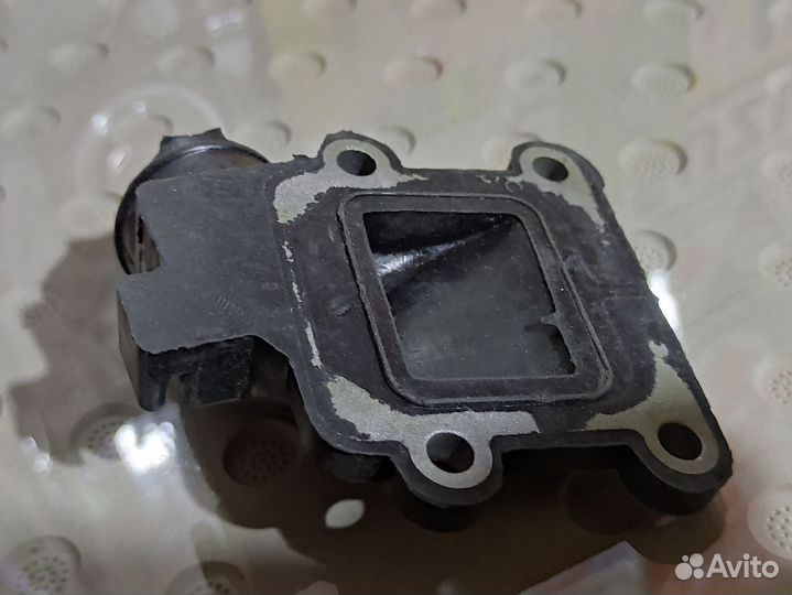 Впускной патрубок на скутер Yamaha