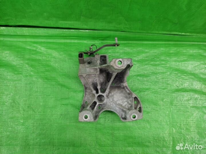 Кронштейн двигателя прав. Volkswagen Touareg