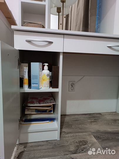 Туалетный столик с зеркалом