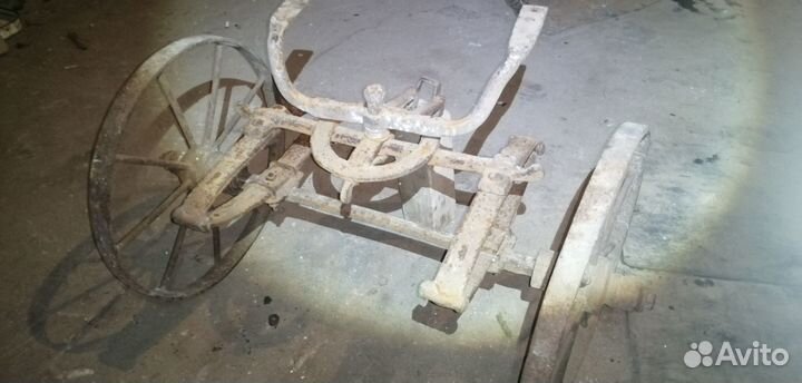 Старинная кованая тележка