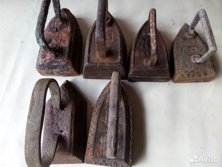 Старинный угольный утюг