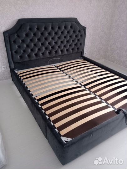 Кровать с подъёмным механизмом и мягкой обивкой