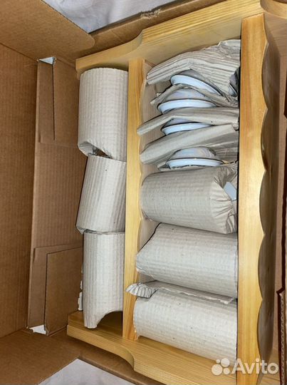 Деревянная полка с банками для кухни