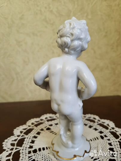 Винтажная фигурка мальчика с гармошкой