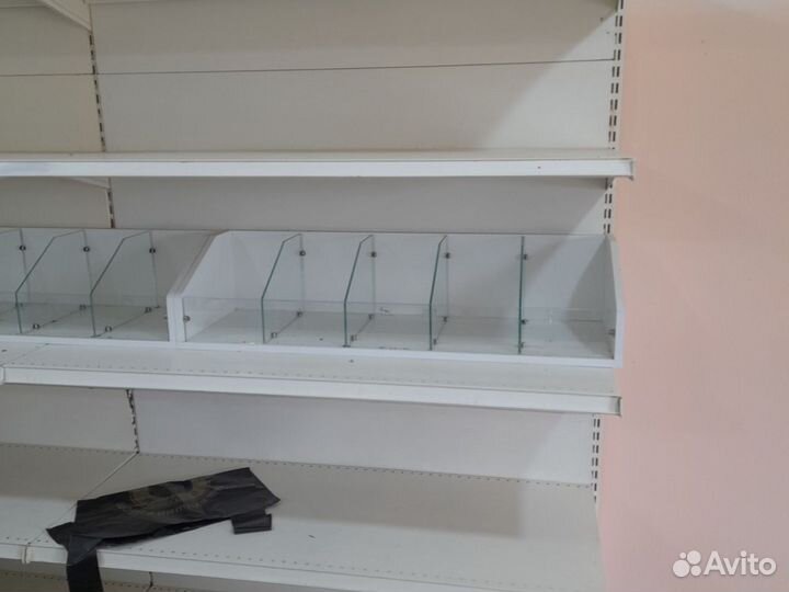 Кассовый стол и конфетницы