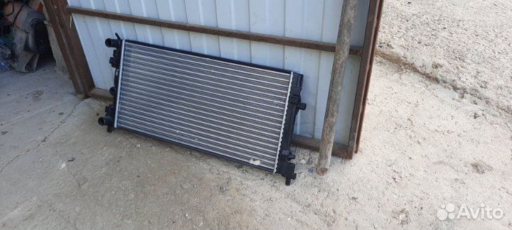 Радиатор охлаждения двигателя Volkswagen Polo 5