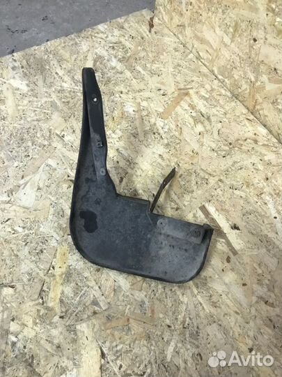 Брызговик передний правый Ford Transit 2008