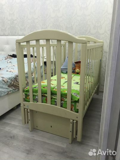 Детская кроватка с маятником и комодом Лель