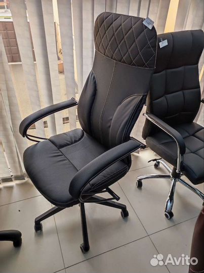 Офисные стулья и кресло