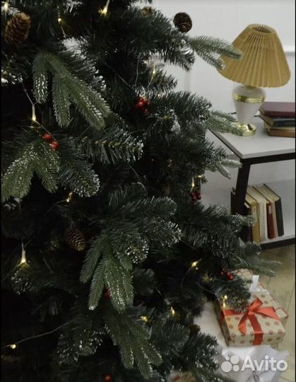 Искуственная елка с ягодами литая