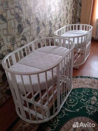 Детская кроватка с маятником