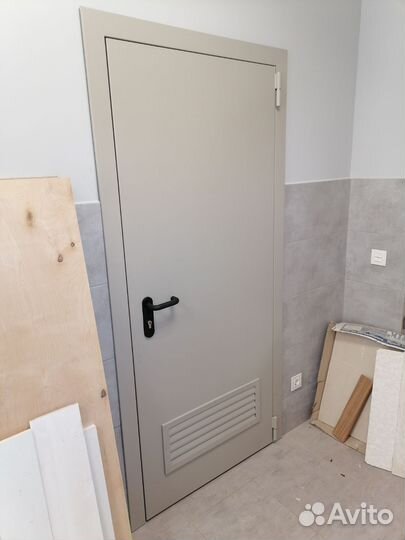 Дверь с ветилицыонной решеткой