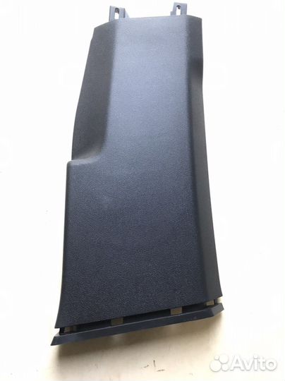 Обшивка правой средней стойки Passat B8