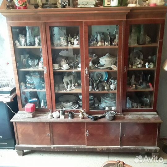 Старинный книжный шкаф или посудный