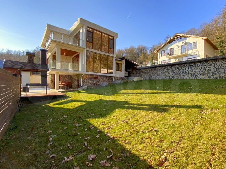 Коттедж 300 м² на участке 8 сот.