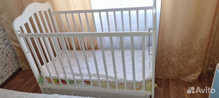 Детская кроватка с маятником