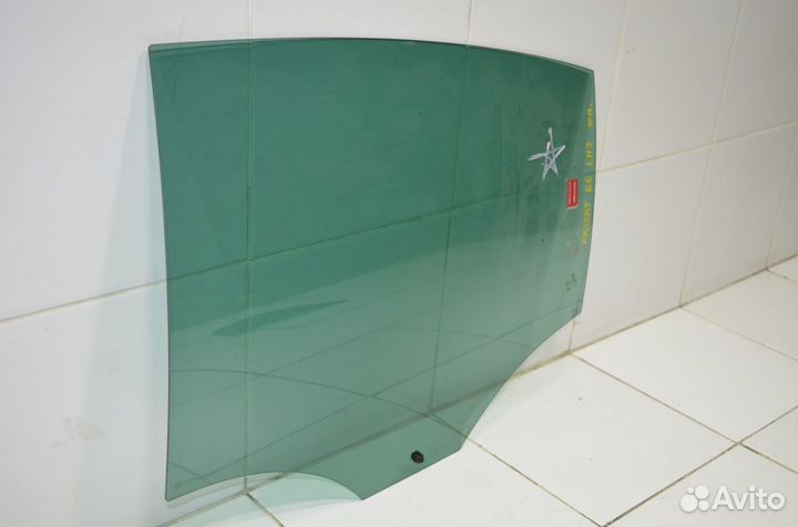 Стекло двери заднее левое Volkswagen Passat B6 2.0