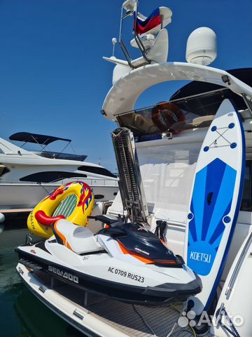 Аренда яхты в Сочи с гидроциклом