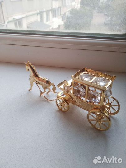 Лошадь с каретой кристаллы swarovski
